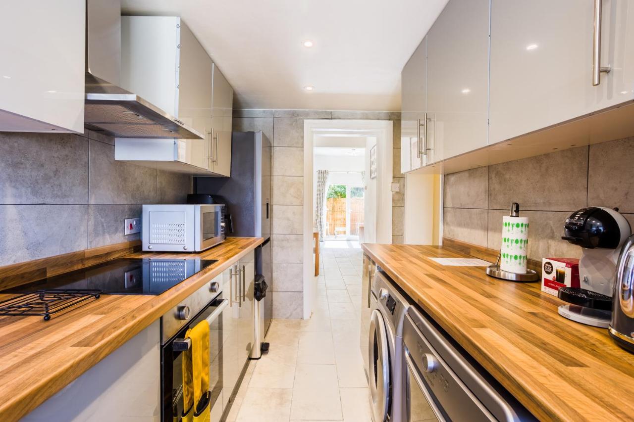 4 Bedroom House With Garden, Parking & 3 Mins Walking Distance From Train Station London Luaran gambar
