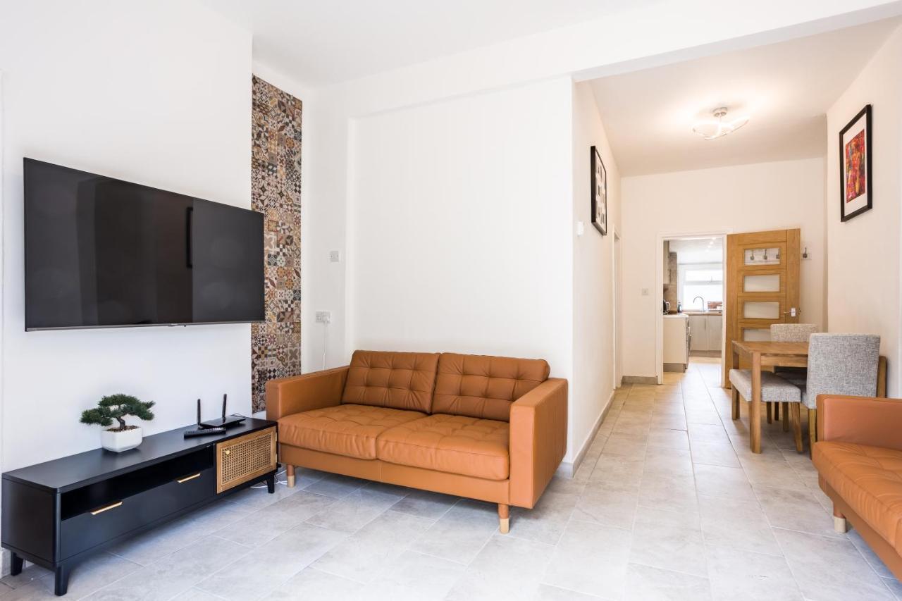 4 Bedroom House With Garden, Parking & 3 Mins Walking Distance From Train Station London Luaran gambar