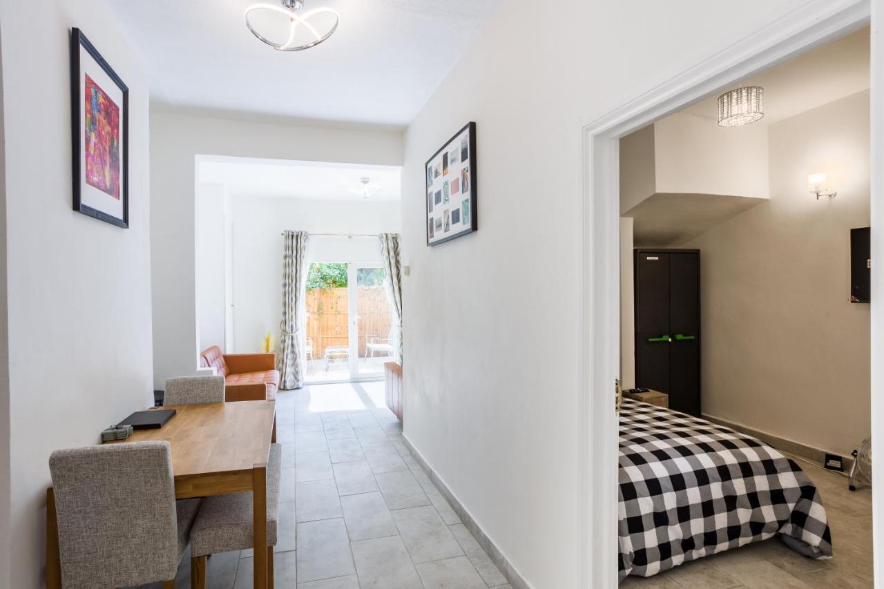 4 Bedroom House With Garden, Parking & 3 Mins Walking Distance From Train Station London Luaran gambar