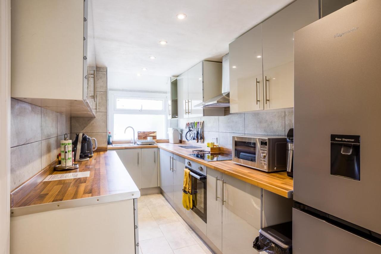 4 Bedroom House With Garden, Parking & 3 Mins Walking Distance From Train Station London Luaran gambar