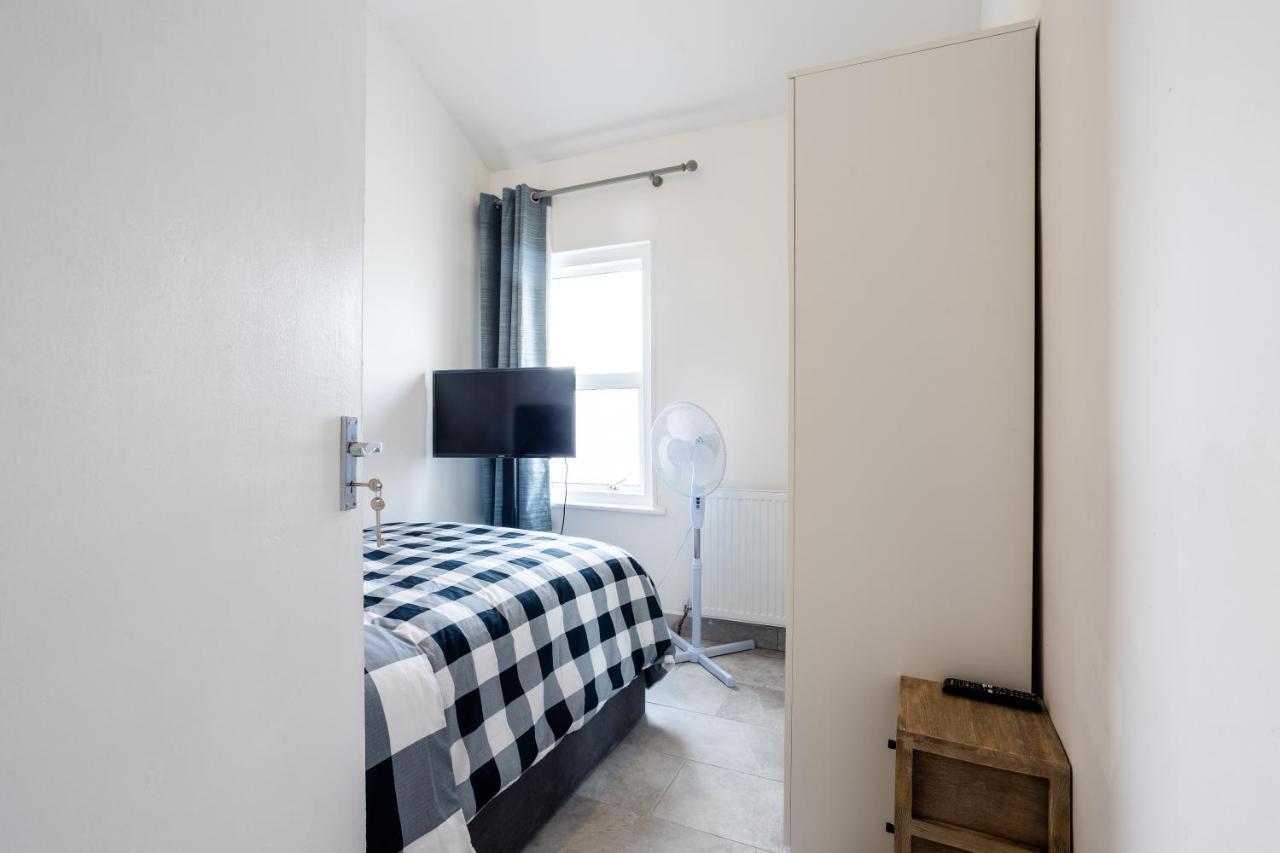 4 Bedroom House With Garden, Parking & 3 Mins Walking Distance From Train Station London Luaran gambar