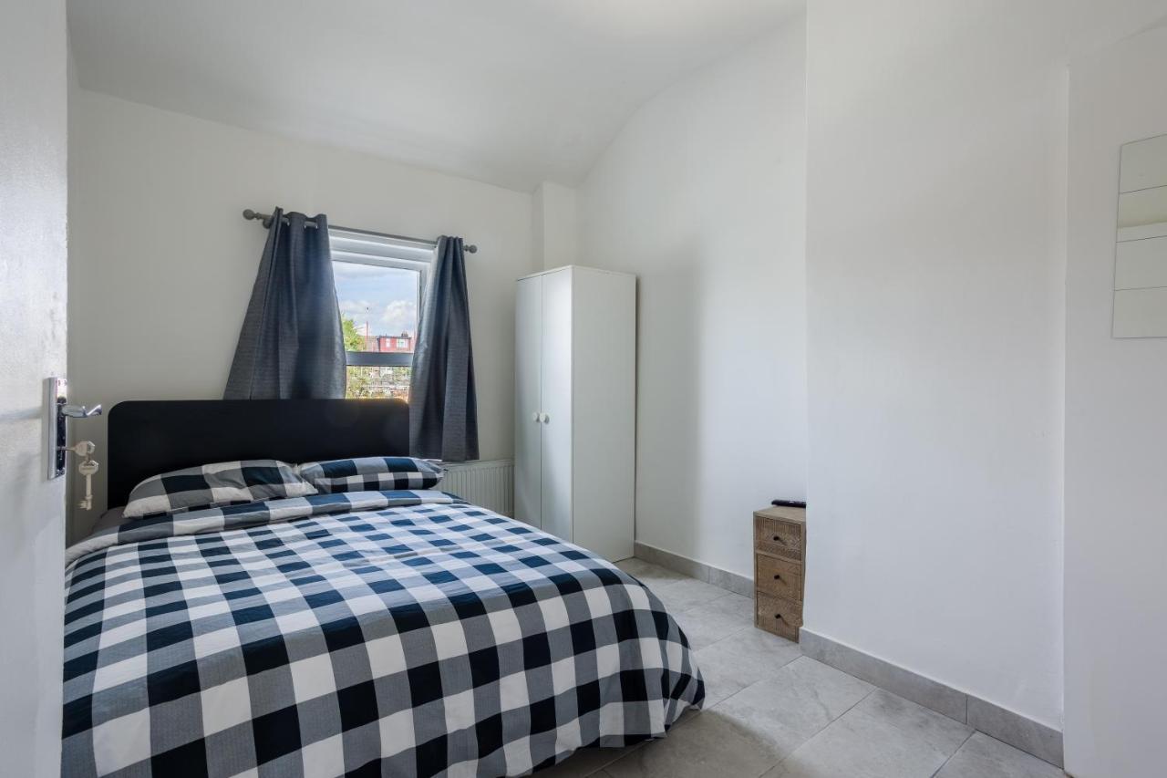 4 Bedroom House With Garden, Parking & 3 Mins Walking Distance From Train Station London Luaran gambar