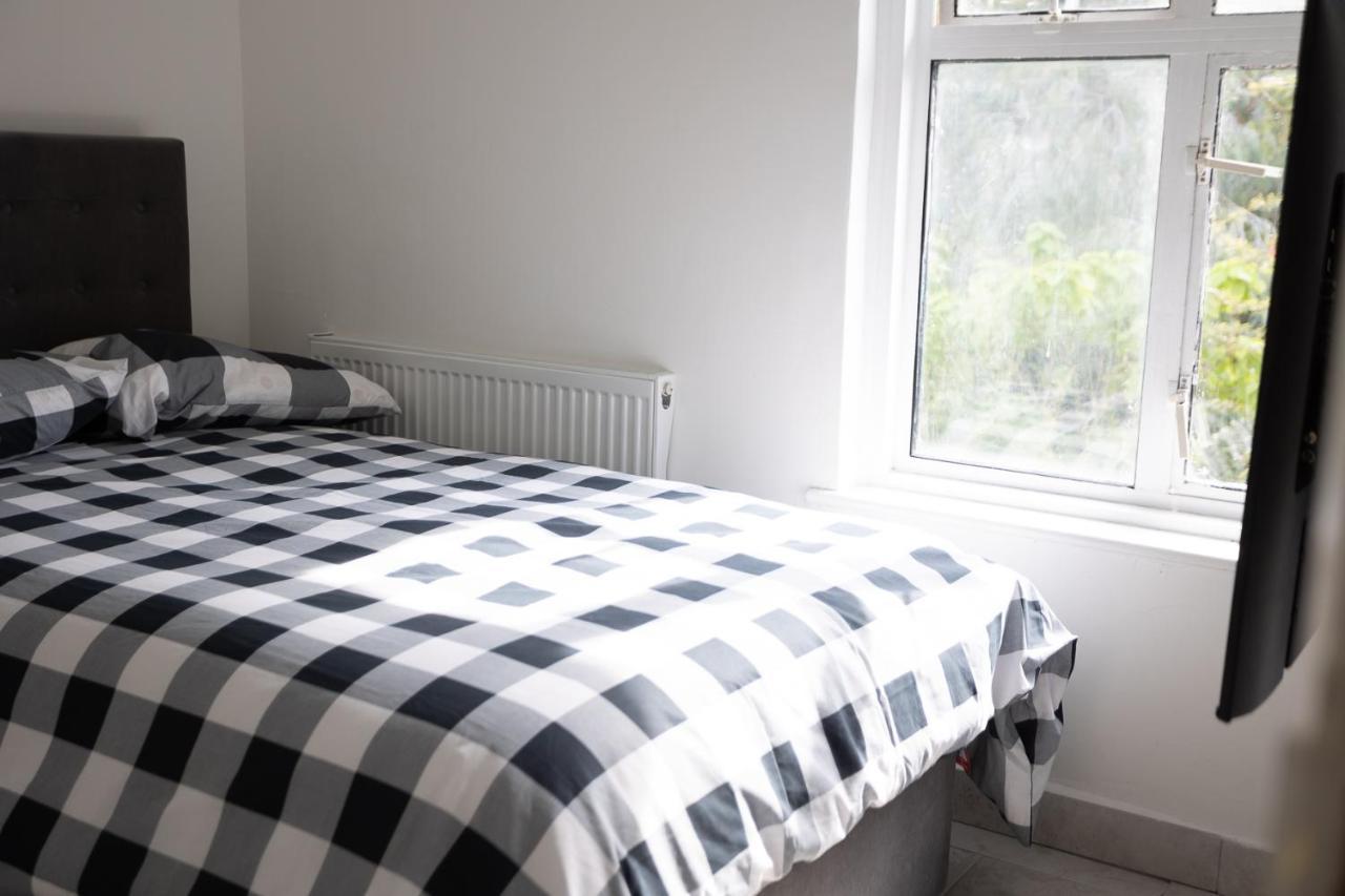 4 Bedroom House With Garden, Parking & 3 Mins Walking Distance From Train Station London Luaran gambar