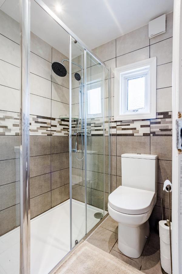 4 Bedroom House With Garden, Parking & 3 Mins Walking Distance From Train Station London Luaran gambar