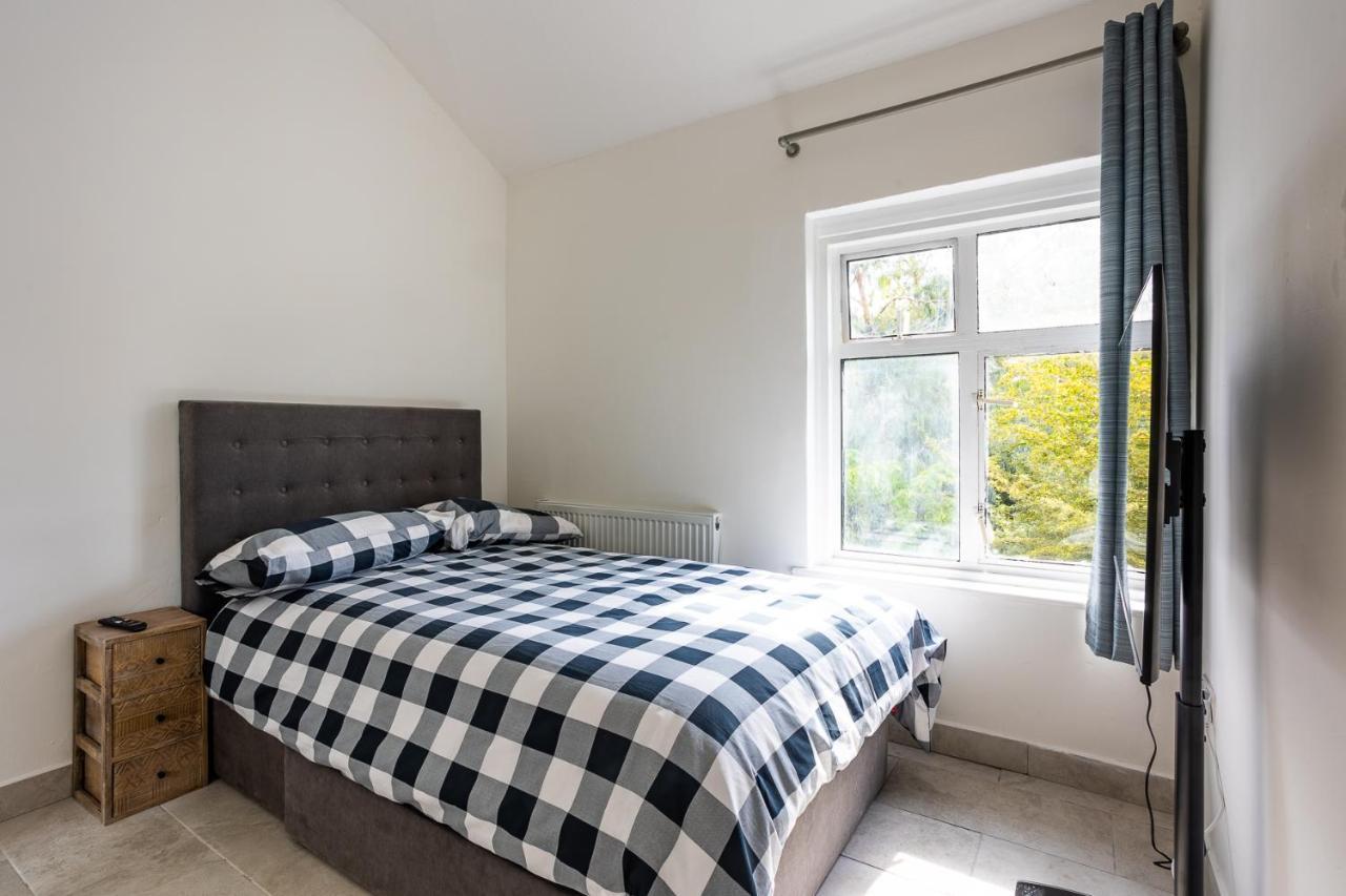 4 Bedroom House With Garden, Parking & 3 Mins Walking Distance From Train Station London Luaran gambar