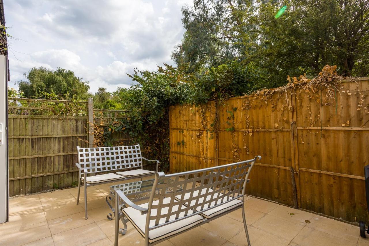4 Bedroom House With Garden, Parking & 3 Mins Walking Distance From Train Station London Luaran gambar