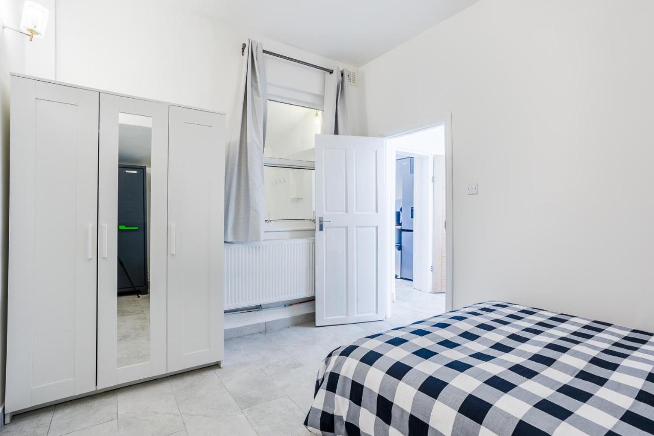4 Bedroom House With Garden, Parking & 3 Mins Walking Distance From Train Station London Luaran gambar