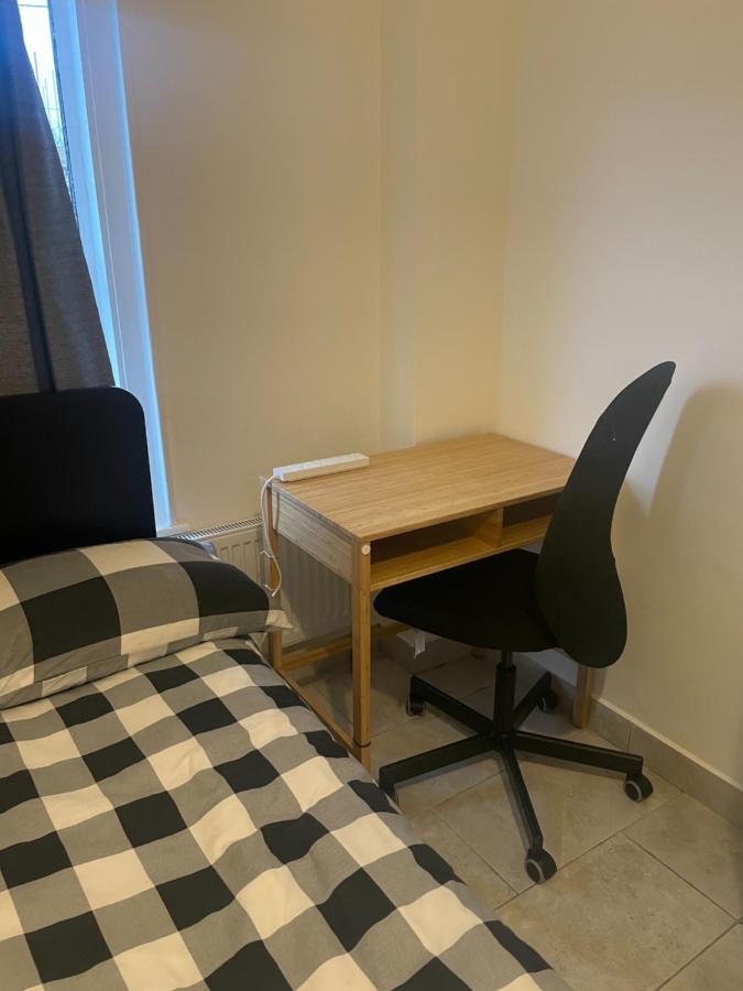 4 Bedroom House With Garden, Parking & 3 Mins Walking Distance From Train Station London Luaran gambar
