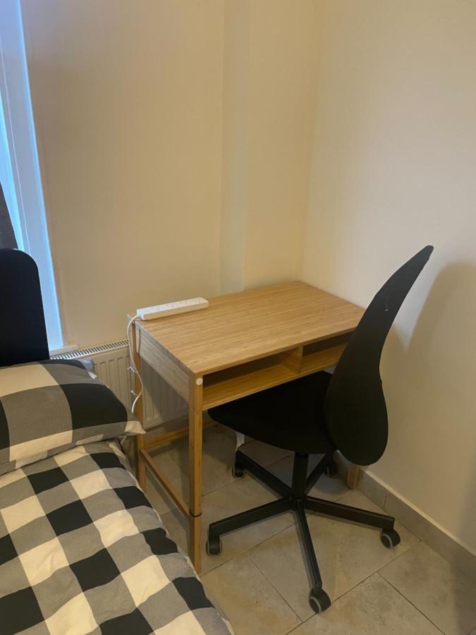 4 Bedroom House With Garden, Parking & 3 Mins Walking Distance From Train Station London Luaran gambar