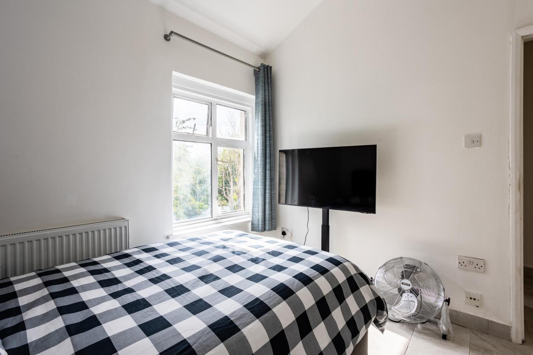 4 Bedroom House With Garden, Parking & 3 Mins Walking Distance From Train Station London Luaran gambar